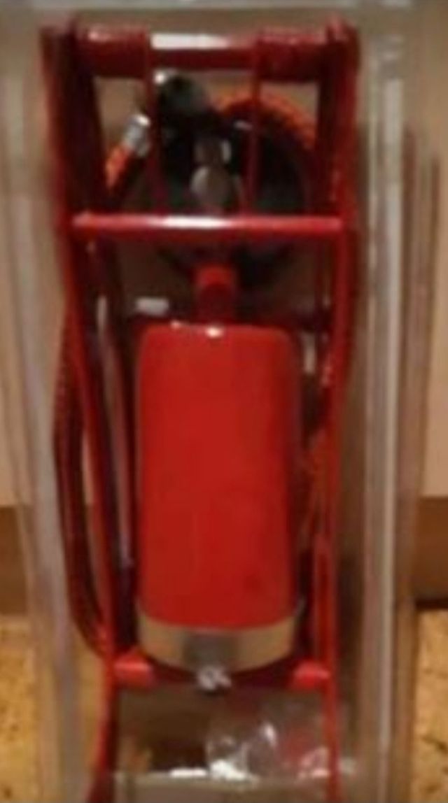 Bomba de pie con manómetro