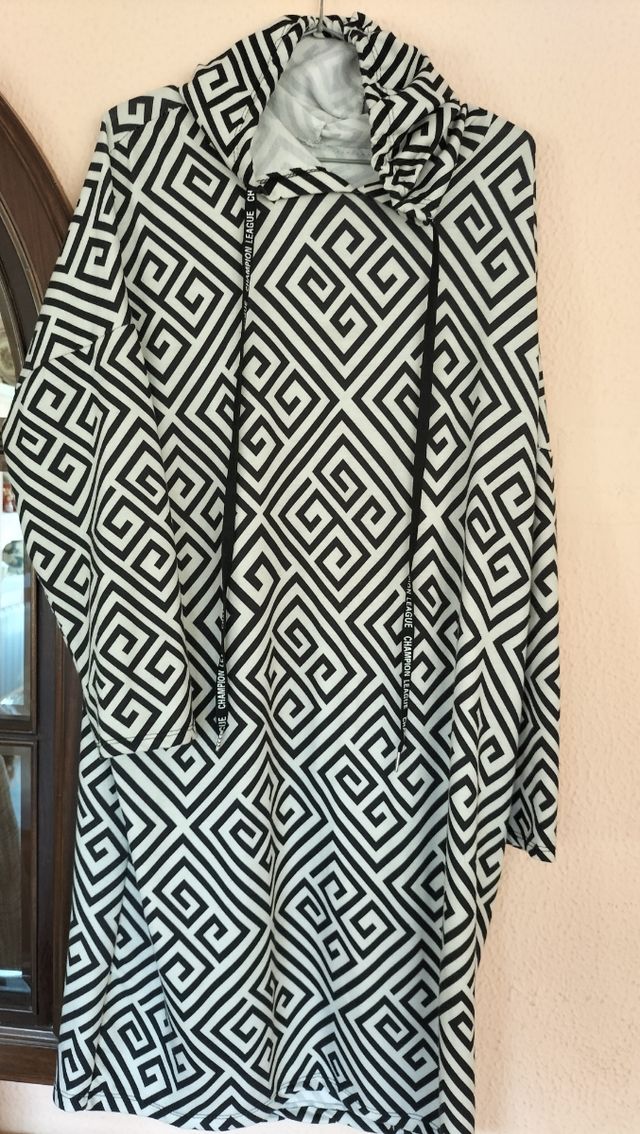 👗 Vestido capucha