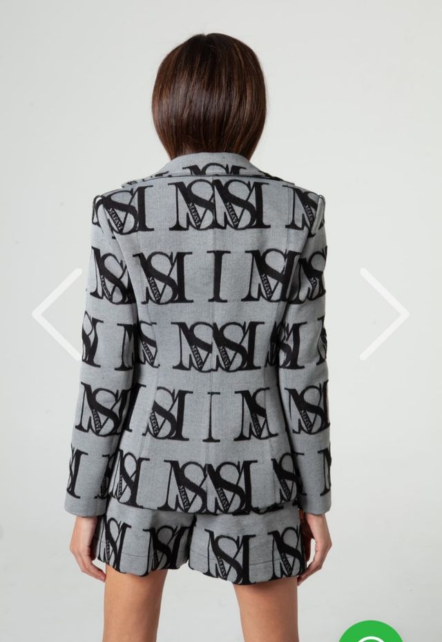 Chaqueta masavi letras logo