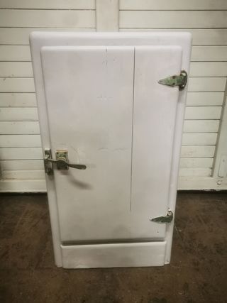 Nevera antigua de hielo. Mueble bat