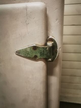 Nevera antigua de hielo. Mueble bat