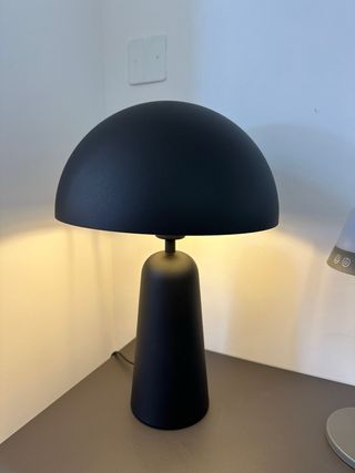 Lampada da tavolo nera