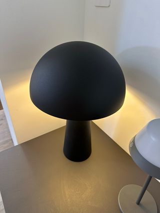 Lampada da tavolo nera