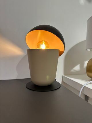 Lampada da tavolo nera e beige