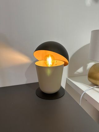 Lampada da tavolo nera e beige