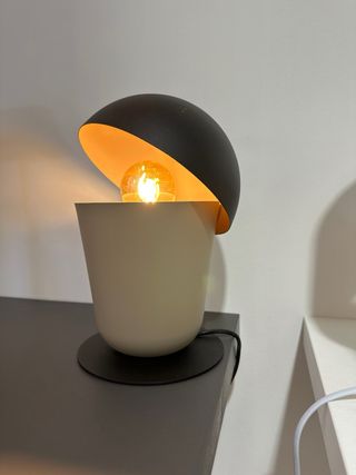 Lampada da tavolo nera e beige
