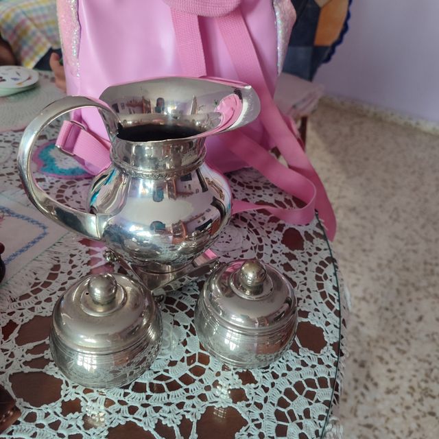 Jarra de metal plateada antigua