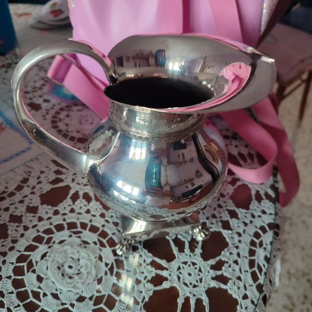 Jarra de metal plateada antigua