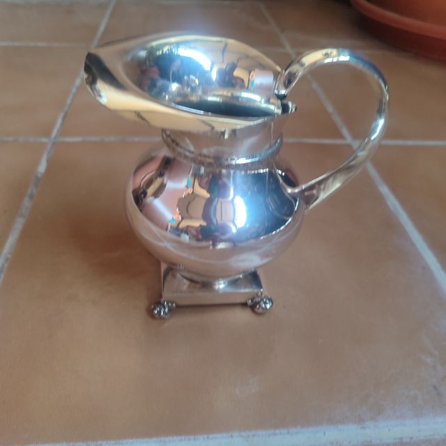 Jarra de metal plateada antigua