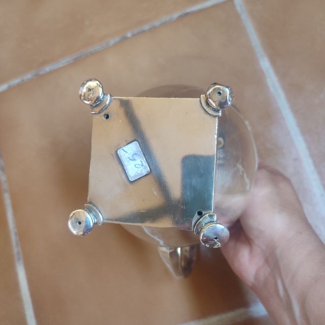 Jarra de metal plateada antigua