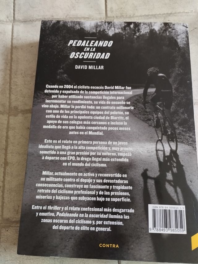 Pedaleando en la oscuridad (Spanish Edition)