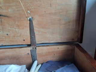 Antiguo baúl madera maciza nogal
