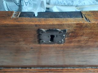 Antiguo baúl madera maciza nogal