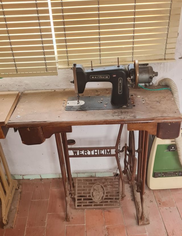 Máquina de coser WERTHEIM