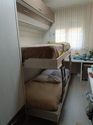 Habitación juvenil. Literas plegables. Escritorio