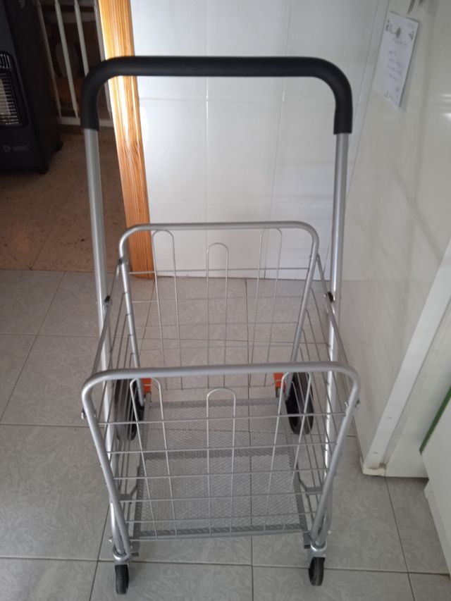 Carrito metálico plegable. Con frenos