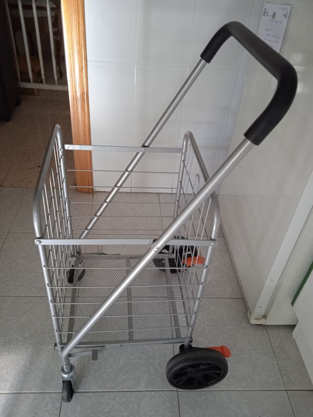 Carrito metálico plegable. Con frenos