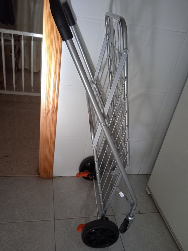 Carrito metálico plegable. Con frenos