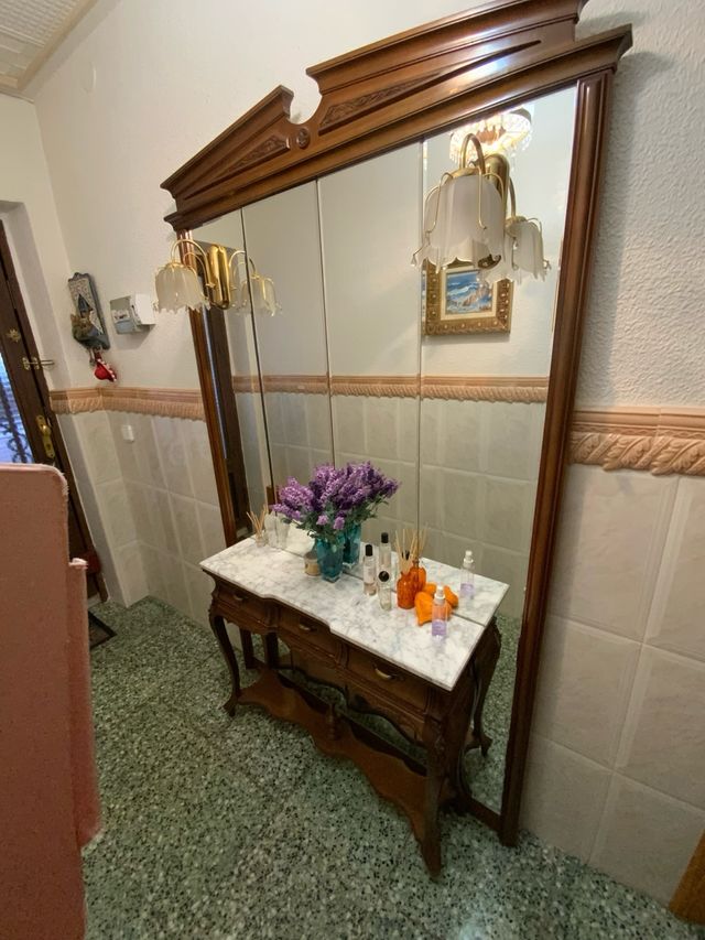 Entradita casa con espejo de madera oscura