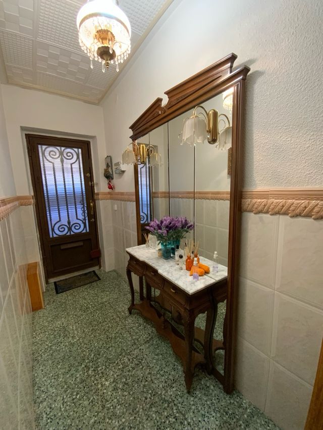 Entradita casa con espejo de madera oscura