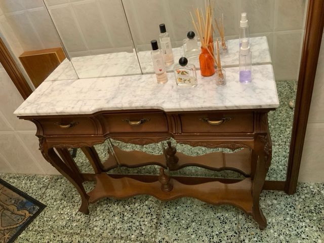 Entradita casa con espejo de madera oscura