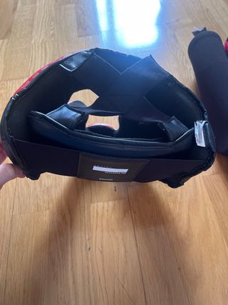 Casco y protecciones kickboxing