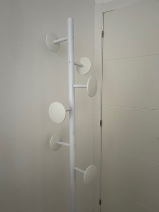 Perchero blanco de metal elegante