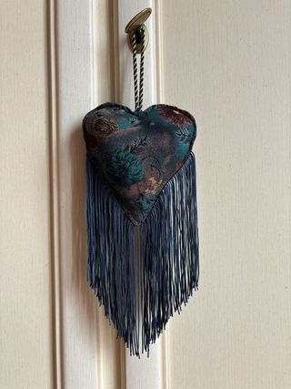 Decoro cuore stoffa con frange