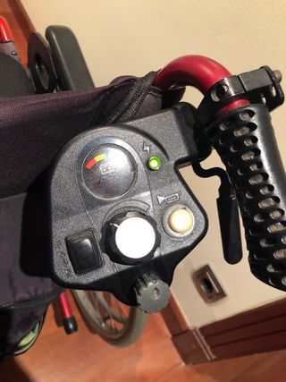 Silla de ruedas con motor instalado