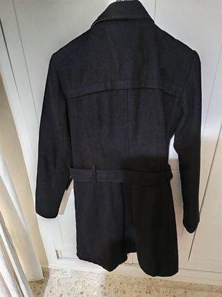 Abrigo negro 50% lana. Pull and Bear. Talla 28