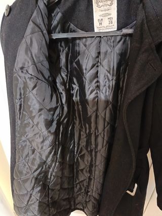 Abrigo negro 50% lana. Pull and Bear. Talla 28