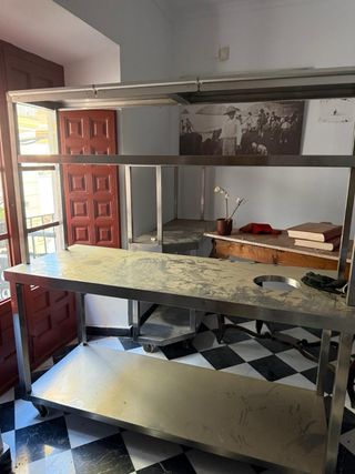Mesa trabajo y estanteria