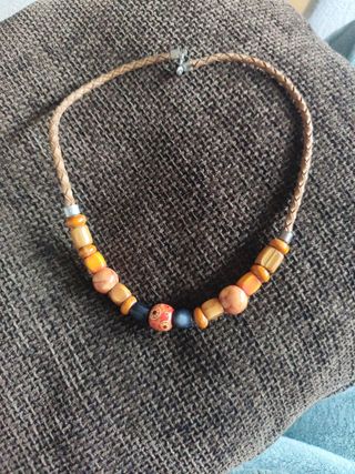 Collar de madera y cuero