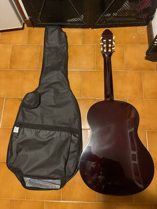 Chitarra acustica in legno