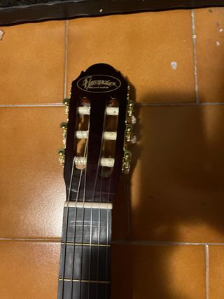 Chitarra acustica in legno