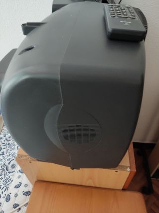 Televisión SHARP de 14"con mando a distancia