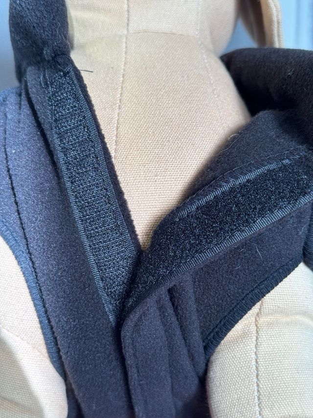 Cappottino in pile con mantella a scomparsa