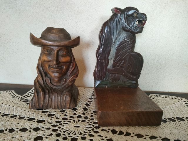 Oggetti vintage in legno intagliato