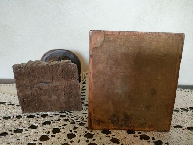 Oggetti vintage in legno intagliato