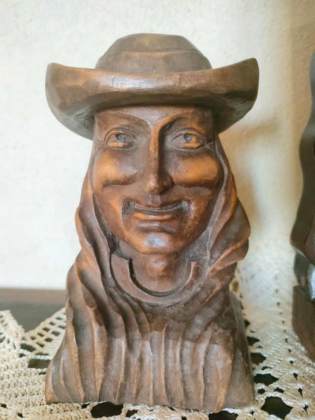 Oggetti vintage in legno intagliato