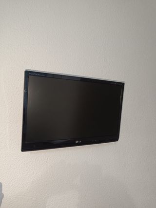 TV 22 pulgadas LG con soporte pared 