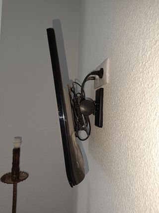 TV 22 pulgadas LG con soporte pared 