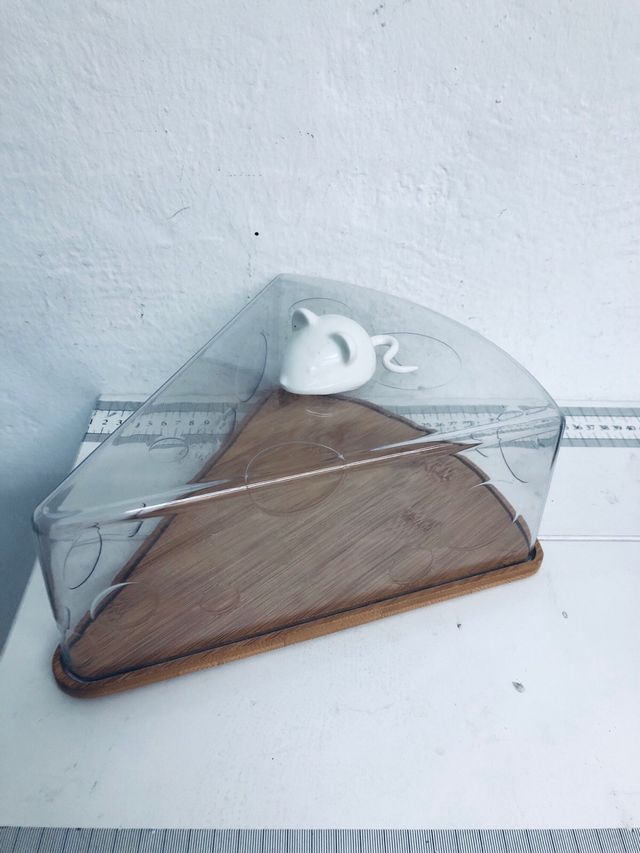 Preciosa quesera plastico y bambu a estrenar