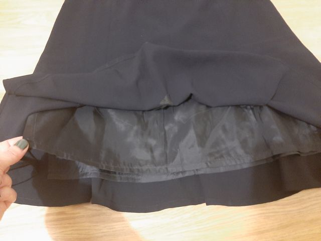 Falda negra con vuelo de Escada