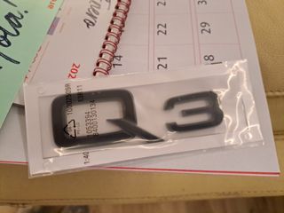 Emblema Q3 black line