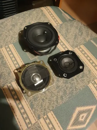 Surtido de altavoces varios, diferentes tamaños.