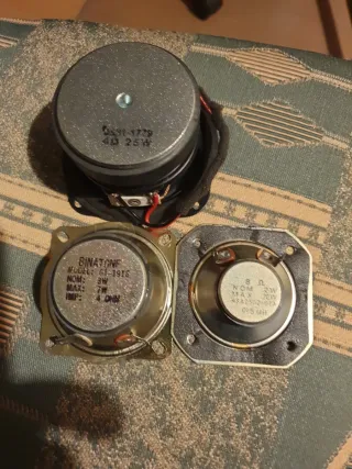 Surtido de altavoces varios, diferentes tamaños.