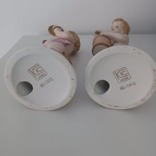 Pareja de figuras de niños de porcelana biscuit