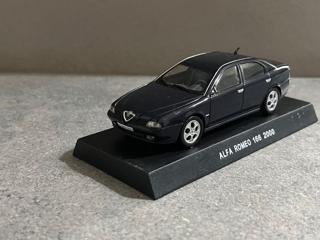 Modellino die cast Alfa romeo anno 2000
