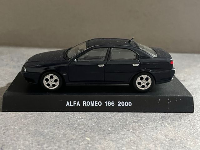 Modellino die cast Alfa romeo anno 2000